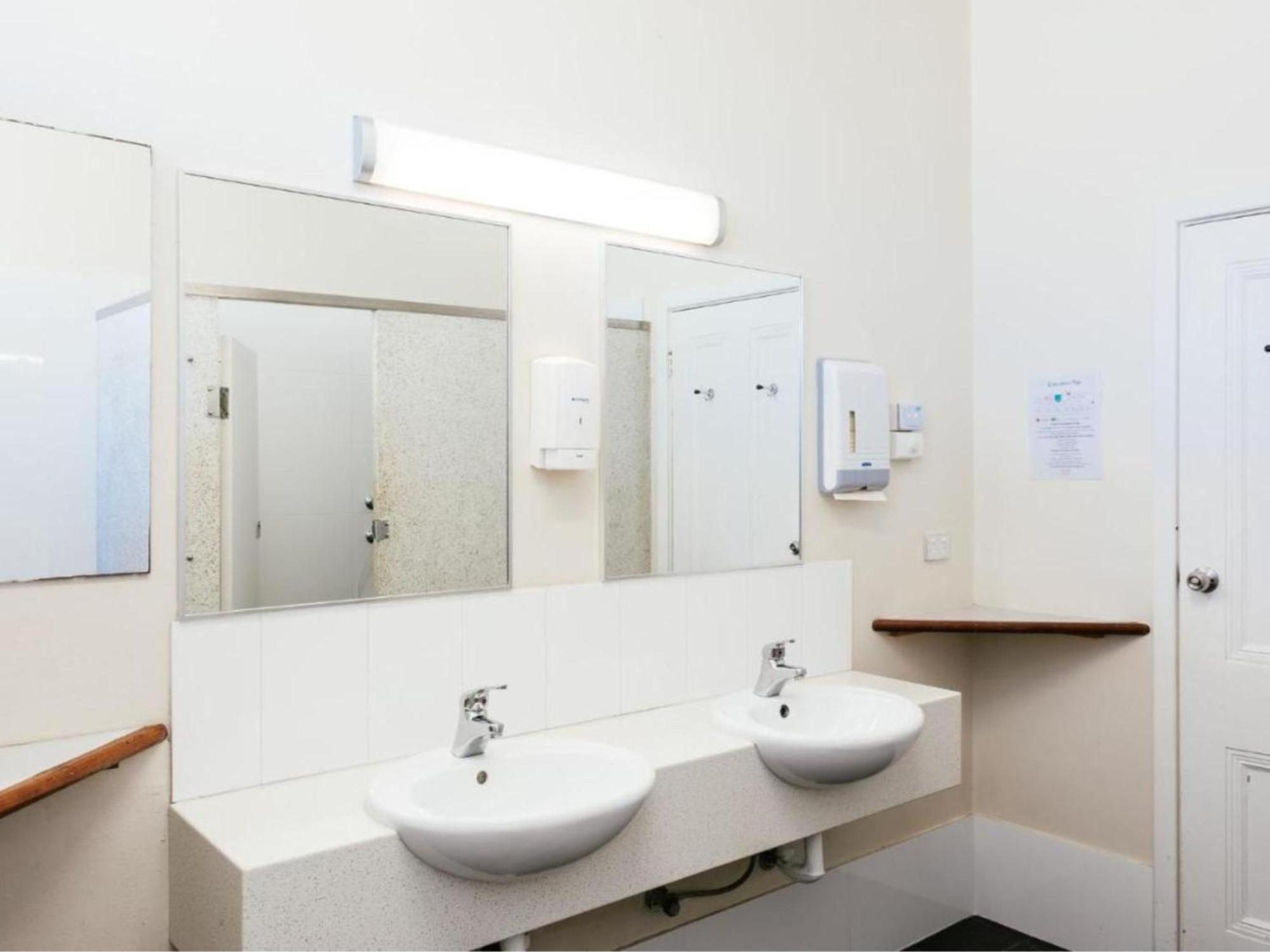 Six Degrees Boutique Hotel Олбани Екстериор снимка