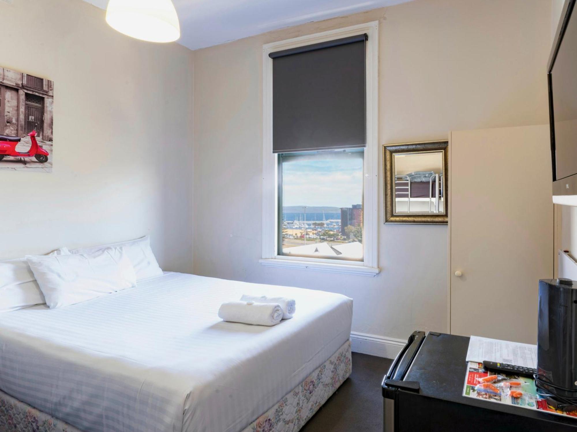 Six Degrees Boutique Hotel Олбани Екстериор снимка