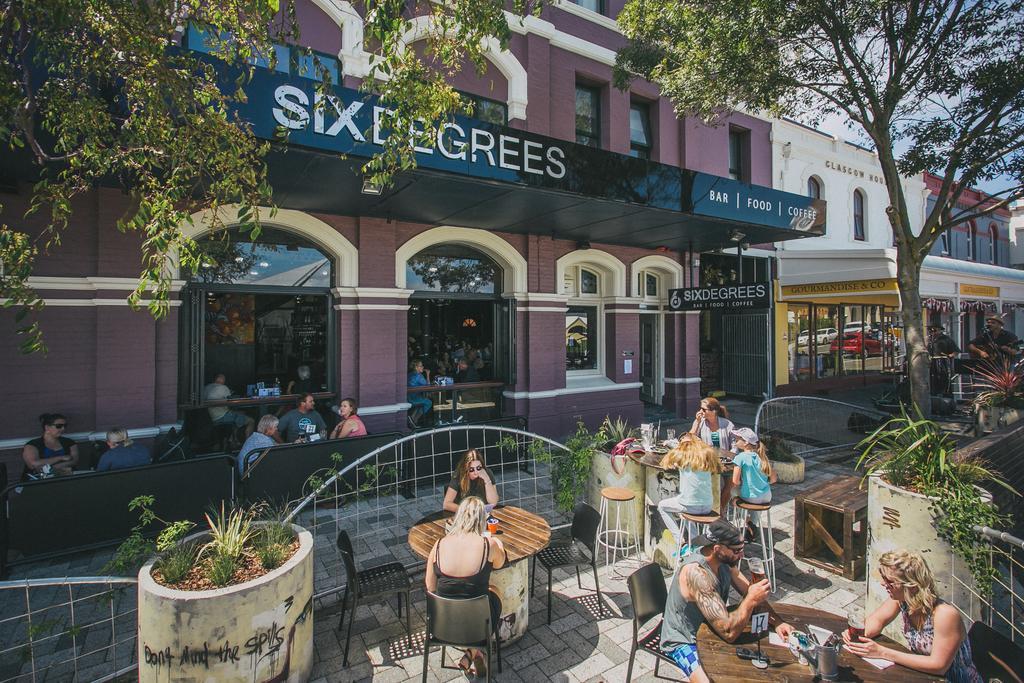 Six Degrees Boutique Hotel Олбани Екстериор снимка
