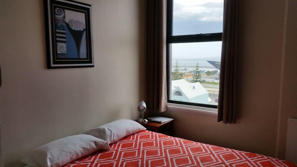 Six Degrees Boutique Hotel Олбани Екстериор снимка