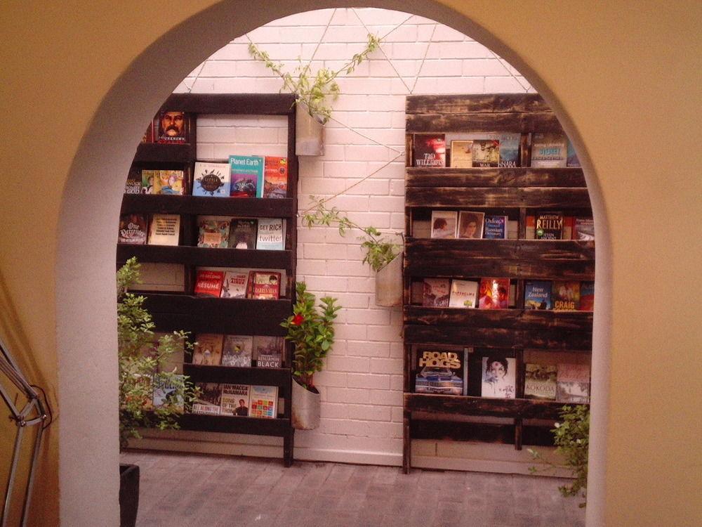 Six Degrees Boutique Hotel Олбани Екстериор снимка